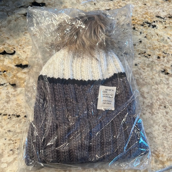 Panache Lined Grey, White, Black w/ Faux Fur Pom Pom Stocking Hat. New! - Picture 8 of 8